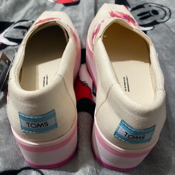 TOM’S Alpargata Platform Pink Poppies Shoes
Women's size 5 NWT for Spring - Picture 6 of 6
